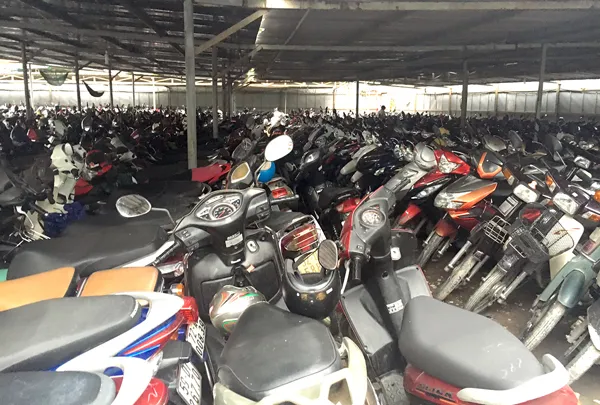 Nhiều bãi giữ xe máy thiếu an toàn