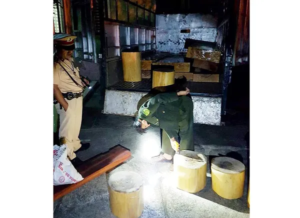 CSGT Thừa Thiên – Huế bắt giữ xe tải chở gỗ lậu trong đêm