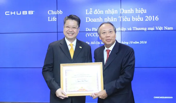 Đại diện Chubb Life Việt Nam đón nhận danh hiệu Doanh nhân Tiêu biểu 2016