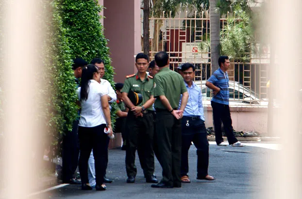 Người nước ngoài giam lỏng 2 con trong căn hộ, cảnh sát túc trực vận động