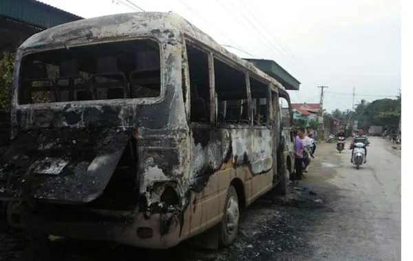 Xe khách cháy rụi trong đêm