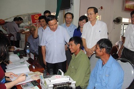 Ha Tinh provincial Party’s Committee Secretary Le Dinh Son oversees thecompensation process and talks to the affected people in Loc Ha district. (Photo: dantri.com.vn)