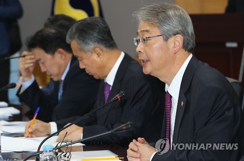 Yim Jong-yong, chairman of the Financial Services Commission, speaks during a meeting on financial reform at the Seoul Government Complex on Nov. 2, 2016. (Yonhap)