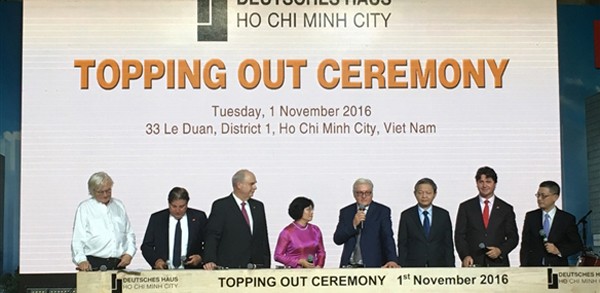 At the topping-out ceremony (Photo: reic.vn)