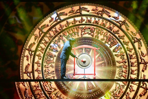 Minister of the Culture, Sport and Tourism Nguyen Ngoc Thien beats a drum to open the film festival. (Photo: Sggp)