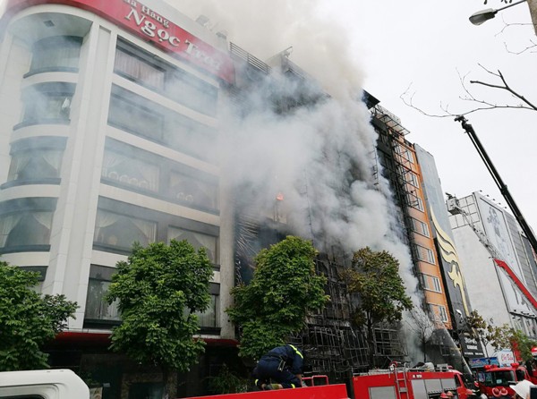 The blaze breaks out fiercely killing 13 people (Photo: SGGP)