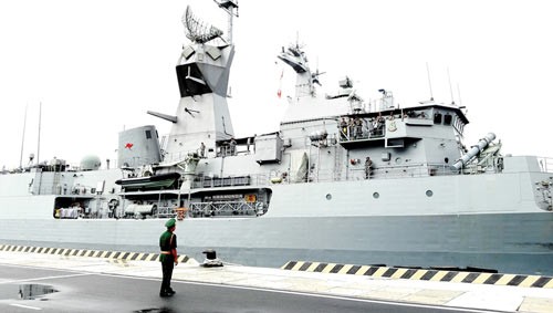 The warship HMAS Warramunga docked at Cam Ranh Port.