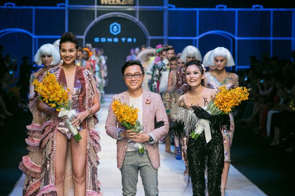 Vietnam International Fashion Week Fall-Winter 2016 was opened with a coolection of Nguyen Cong Tri, one of the Vietnamese leading designers. Top model Thanh Hang wears a set of Vietnamese traditional ao dai, a golden head turban worth VND500 million (US$22,400), and a bunch of lotus flowers made of gold worth VND2.1 billion (US$94,000).