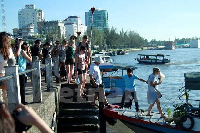 Tourists on their way to the Cai Rang floating market (Photo: VNA)