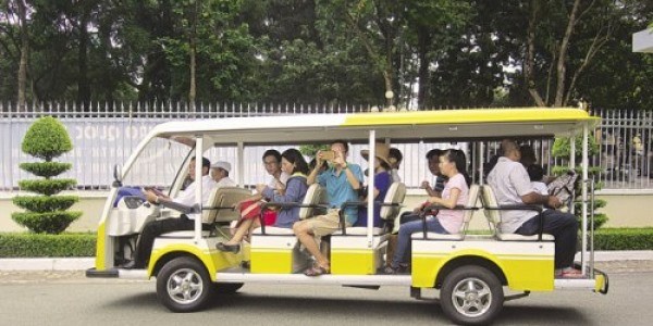 Three electronic-bus routes will soon be put into use in the HCM City centre, Phú Mỹ Hưng urban area and along Nhiêu Lộc – Thị Nghè Canal. — Photo thoibao.today