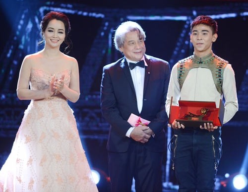 Pham Ngoc Lan (R) receives the “Best young director (under 30 years of age) of short film” prize.