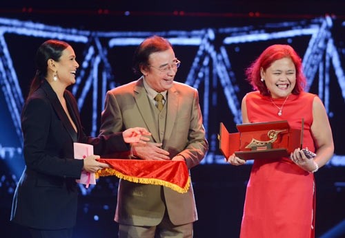 The organization board presents the “Best leading actress” award to Hasmine Killip.