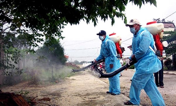 Medical workers spray chemicals to kill mosquitos (Photo: SGGP)