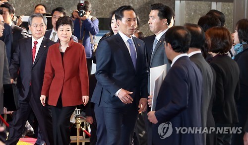 President Park Geun-hye looks at opposition lawmakers staging a rally calling for her resignation over a political scandal involving her longtime confidante during her visit to the National Assembly in Seoul on Nov. 8, 2016. (Yonhap)