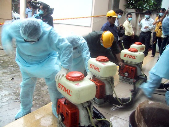 Medical workers prepare to spray chemical to kill mosquitoes (Photo: SGGP)
