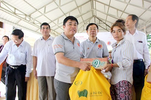 A representative of Vietnam-Cambodia Enterprises Club hands over special gifts for poor people in Cambodia’s Kan Dan province