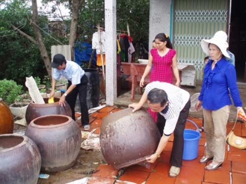 Clear water containers to prevent mosquitoes from laying eggs into (Photo:SGGP)