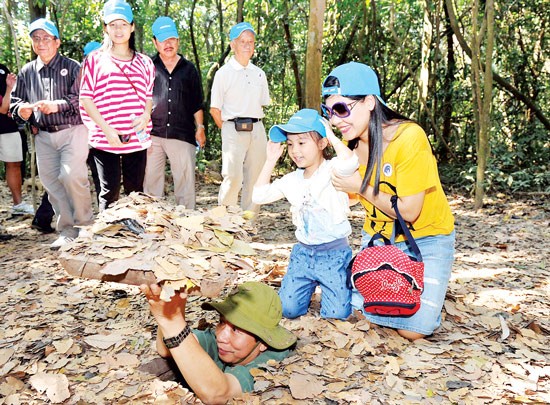 Overseas Vietnamese visit Cu Chi tunnels, HCMC (Photo: SGGP)