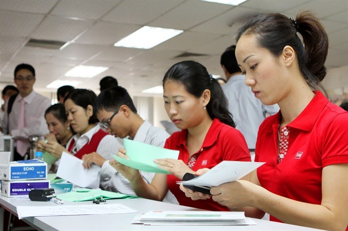 Photo shows staff at Hà Nội Stock Exchange. Local shares fell yesterday after Republican Donald Trump won the US Presidential election. — VNA/VNS