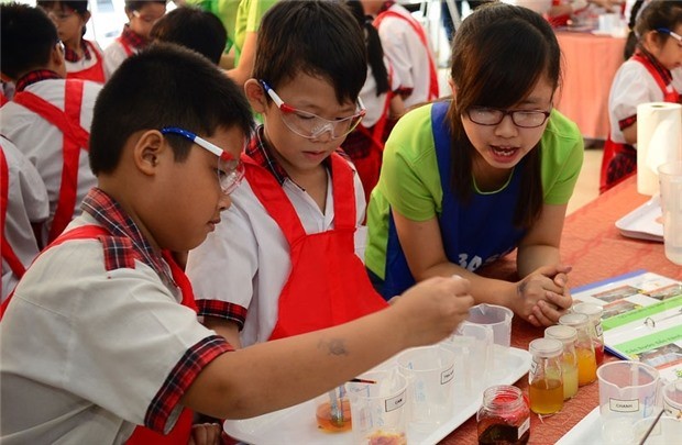 Nearly 500 primary school students in HCM City yesterday took part BASF Kids’ Lab 2016, an interactive education programme, which emphasises the critical role of water in daily lives and how chemistry can be used to help water conservation. — Photo doanhnhansaigon.vn