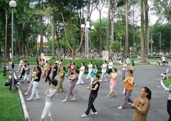 People should exercise to keep fitness (Photo: SGGP)