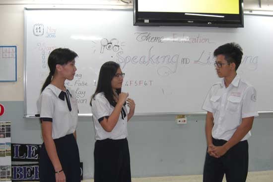 Students of Le Quy Don High School deliver speeches in English in a contest (photo: SGGP)