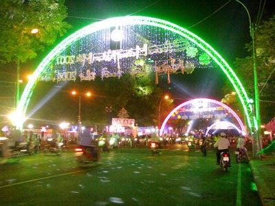 The festival also creates a playing field for local people and foreigners in the city on occasion of Xmas and New Year. (Photo: KK)
