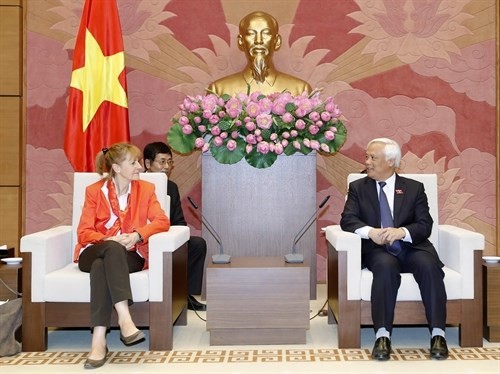 Vice Chairman of the Vietnamese National Assembly Uong Chu Luu (R) and Vice President of the German parliament Edelgard Bulmahn (Source: VNA)