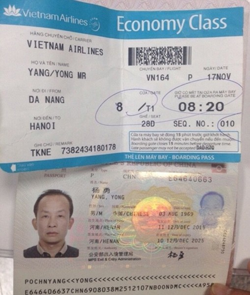 Yang yong caught red-handed stealing things from other passengers' lugguages (Photo: SGGP)