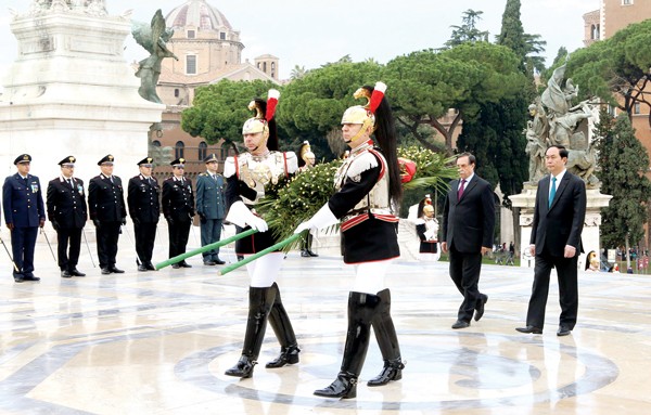 Vietnamese president laid a wreath to commemorate unknown heroic martyrs at the Italy National Monument
