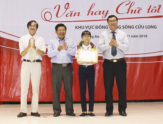 Do Thuy Quynh from Le Hong Phong secondary school in Soc Trang Province won the first prize in the 6th and 7th grade category. “Prudential-Good Essay, Good Writing” Contest is co-organized each year by Life Insurer Prudential Vietnam and Sai Gon Giai Phong Newspaper
