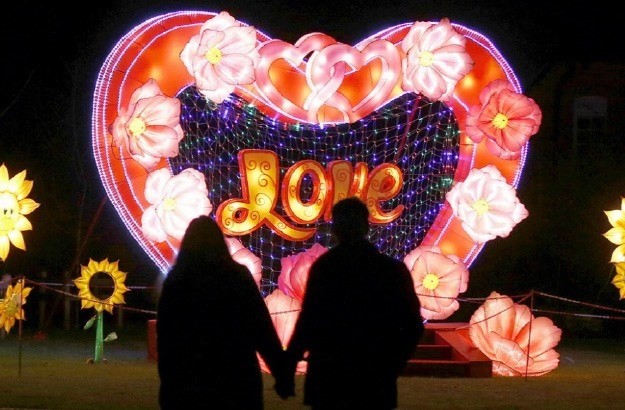 The Love zone with lovely and romantic scenes created by pink heart-shaped lanterns will be suitable for couples at Giant Lanterns Festival (Photo courtesy of the organiser)