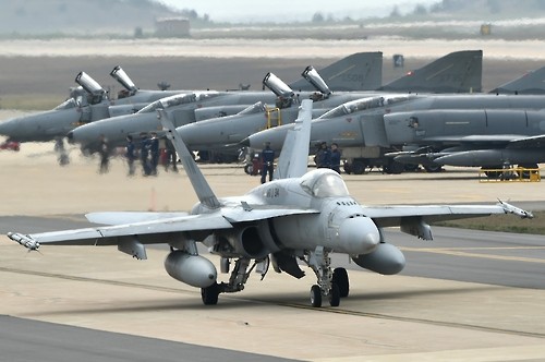 In this photo taken on April 20, 2016, and provided by the 7th U.S. Air Force, a U.S. Marine Corps FA-18 Hornet fighter moves past a row of South Korean F-4s at a military air base in Gunsan, South Korea, during the two-week Max Thunder exercise, which ended April 29. (Yonhap)