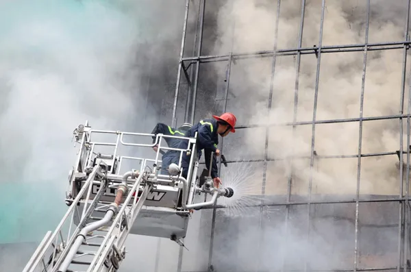 Khẩn trương tìm người mắc kẹt trong vụ cháy lớn quán karaoke ở Hà Nội ảnh 9