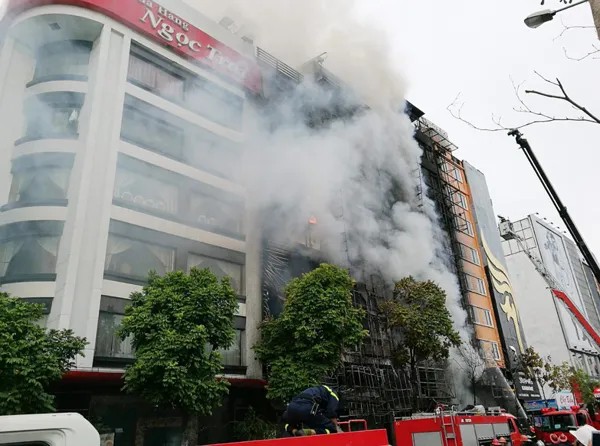 Khẩn trương tìm người mắc kẹt trong vụ cháy lớn quán karaoke ở Hà Nội ảnh 7