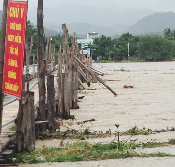 Nam Trung bộ ngập trong mưa lũ, thủy điện sông Ba Hạ tăng xả lũ lên 10.400 m³/giây ảnh 7