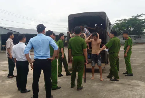 Học viên cai nghiện tiếp tục làm loạn, cảnh sát bủa vây khống chế