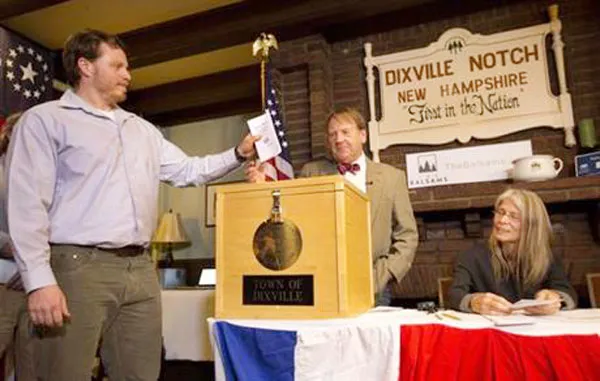 Mở màn bầu cử, Clinton và Trump đều có chiến thắng biểu tượng