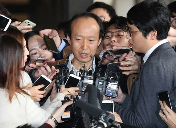 Chính trường Hàn Quốc: Rối trong, lo ngoài