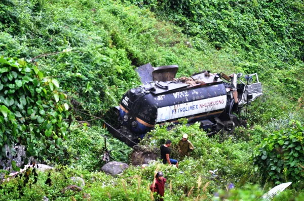 Xe bồn lao xuống vực đèo Hải Vân, tài xế tử vong