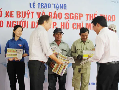 Báo SGGP và Sở GTVT TPHCM tặng người dân bản đồ xe buýt và báo SGGP Thể Thao ảnh 6