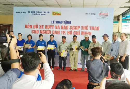 Báo SGGP và Sở GTVT TPHCM tặng người dân bản đồ xe buýt và báo SGGP Thể Thao ảnh 7