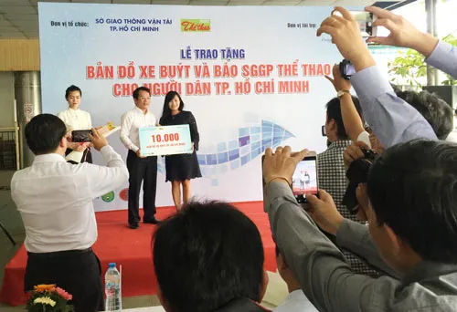 Báo SGGP và Sở GTVT TPHCM tặng người dân bản đồ xe buýt và báo SGGP Thể Thao ảnh 8