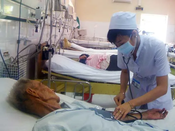 Bác sĩ lạm dụng kháng sinh - tử thần lơ lửng trên đầu người bệnh