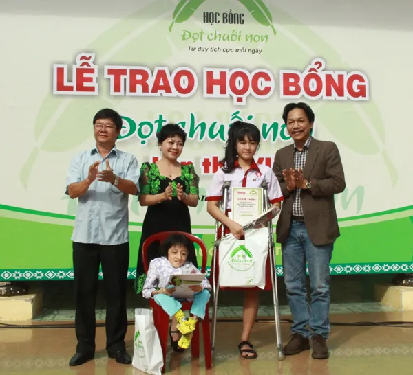 Trao 97 học bổng cho học sinh nghèo vượt khó vùng Tây Nguyên