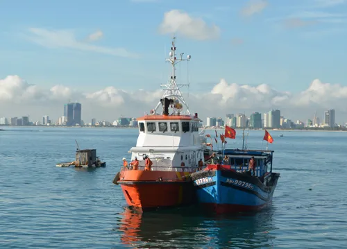 Cứu thành công tàu cá và 3 ngư dân gặp nạn ở Hoàng Sa