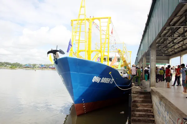 Bàn giao tàu vỏ thép trị giá 12 tỷ đồng cho ngư dân Quảng Ngãi