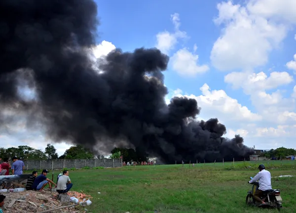 Cháy lớn tại cơ sở sản xuất nón bảo hiểm