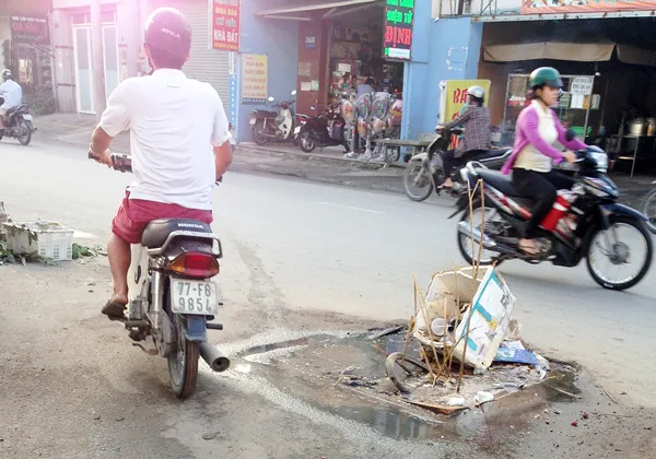 Nắp hố ga giữa giao lộ bể suốt 2 tháng