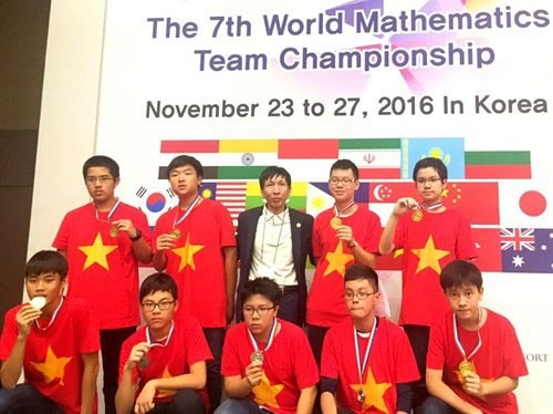 Some members of the Vietnamese team at the maths contest (Photo: vnexpress.net)